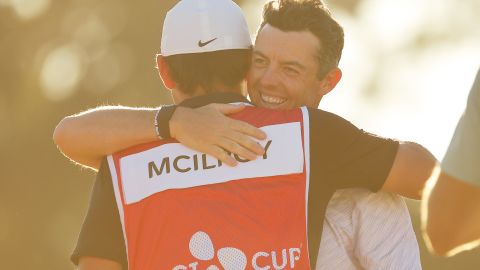 McIlroy abraza al caddie Harry Diamond después de su victoria.
