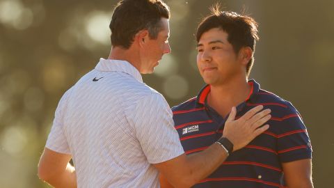 Kitayama felicita a McIlroy por su victoria.