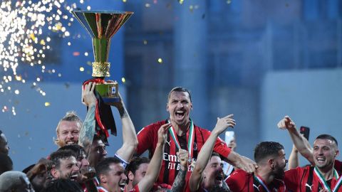Ibrahimovic (centro) y sus compañeros celebran la conquista del título de la Serie A 2021/22.