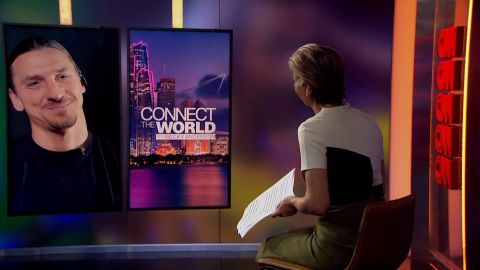 El futbolista sueco Zlatan Ibrahimović habla con Becky Anderson de FGTELEVISION el 20 de octubre de 2022