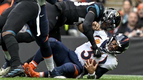 Wilson es despedido por Arden Key de Jacksonville durante el primer cuarto en el estadio de Wembley.