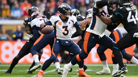 Wilson busca lanzar un pase en la primera mitad contra los Jaguars.
