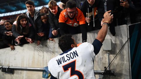 Wilson firma autógrafos para los fanáticos luego de la victoria de los Broncos sobre los Jaguars.