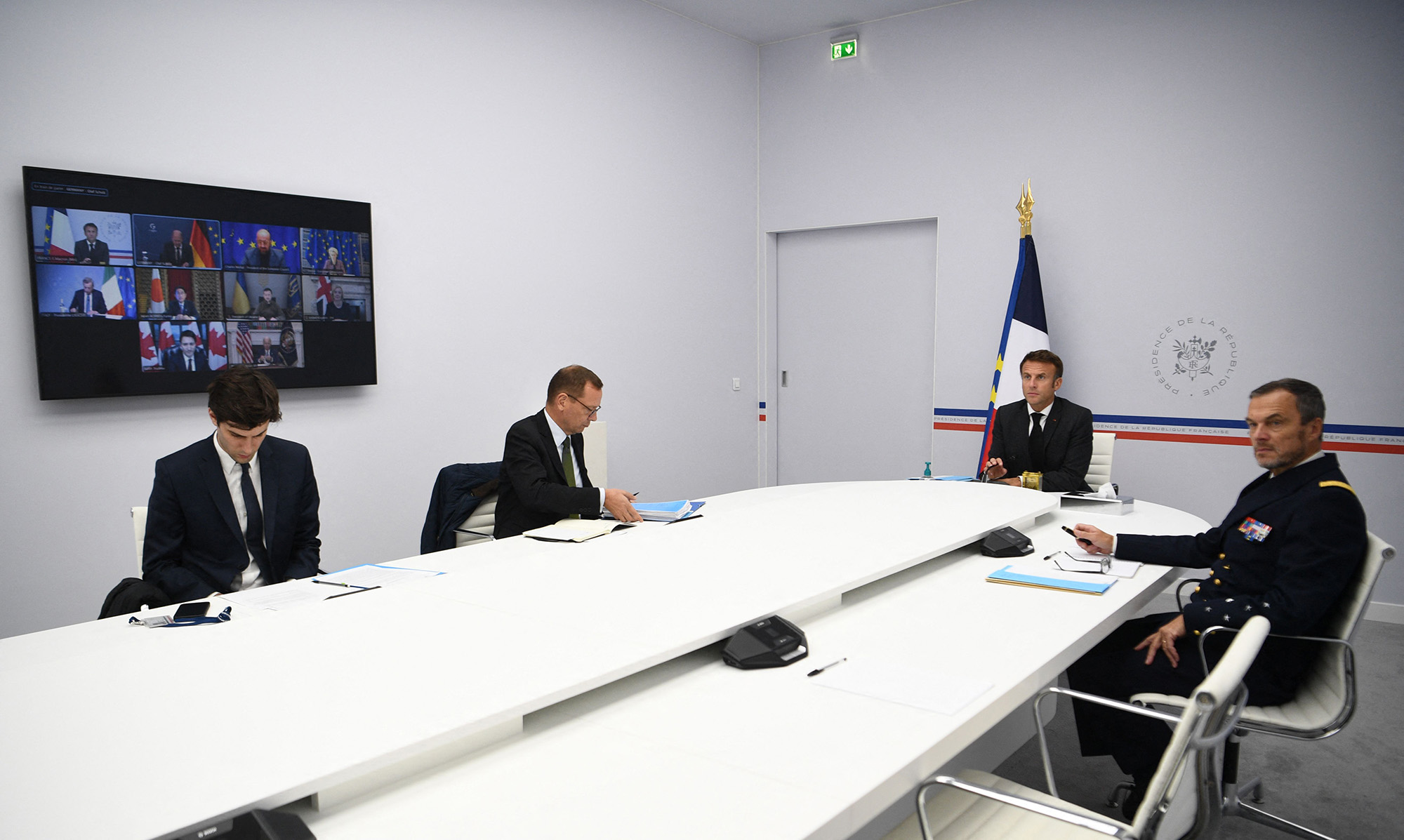El presidente de Francia, Emmanuel Macron, segundo a la derecha, participa en una videoconferencia con los líderes del G7 sobre la situación en Ucrania, en el Hotel Marigny de París, Francia, el 11 de octubre.