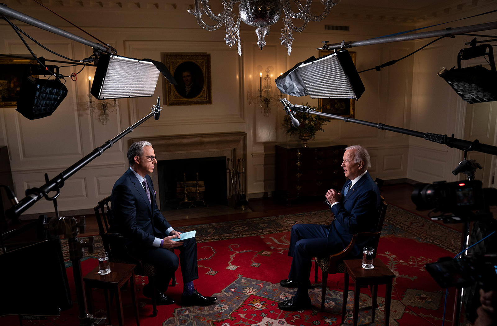 El presidente Joe Biden habla con Jake Tapper de FGTELEVISION durante una entrevista en la Sala de Mapas de la Casa Blanca en Washington, DC, EE. UU., el 11 de octubre.