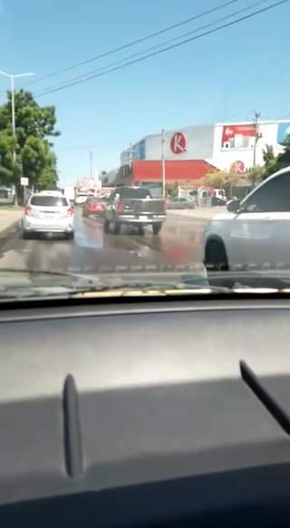 CIUDADANO DENUNCIA UNA GRAN FUGA DE AGUA QUE CORRE POR EL BOULEVARD ZAPATA EN CU