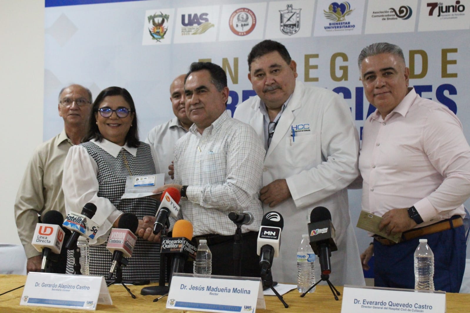 Entrega la UAS credenciales a periodistas para que accedan a servicios de salud Entrega la UAS credenciales a periodistas para que accedan a servicios de salud