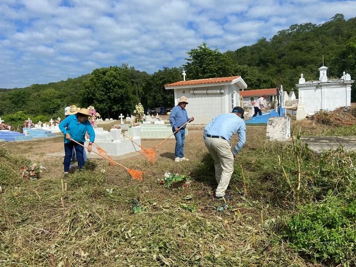 Gobierno Municipal limpia panteones de la zona rural para Día de Muertos Gobierno Municipal limpia panteones de la zona rural para Día de Muertos