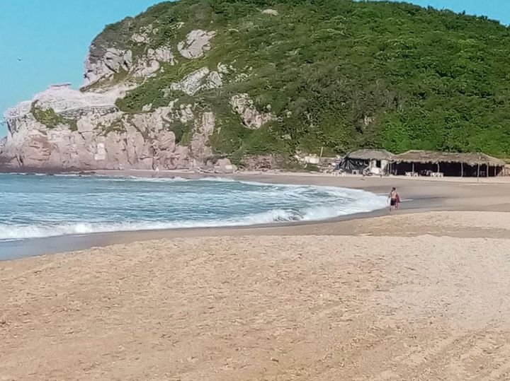 Reabren playas de Mazatlán, tras paso de “Orlene” Reabren playas de Mazatlán, tras paso de “Orlene”