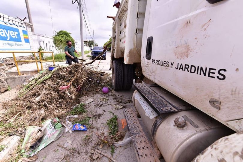 Retira Servicios Públicos más de 2 toneladas de basura en canales de Hogar del P Retira Servicios Públicos más de 2 toneladas de basura en canales de Hogar del P