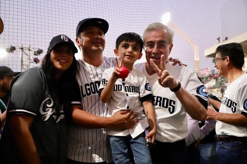 Rocha asiste al juego inaugural en Guasave Rocha asiste al juego inaugural en Guasave