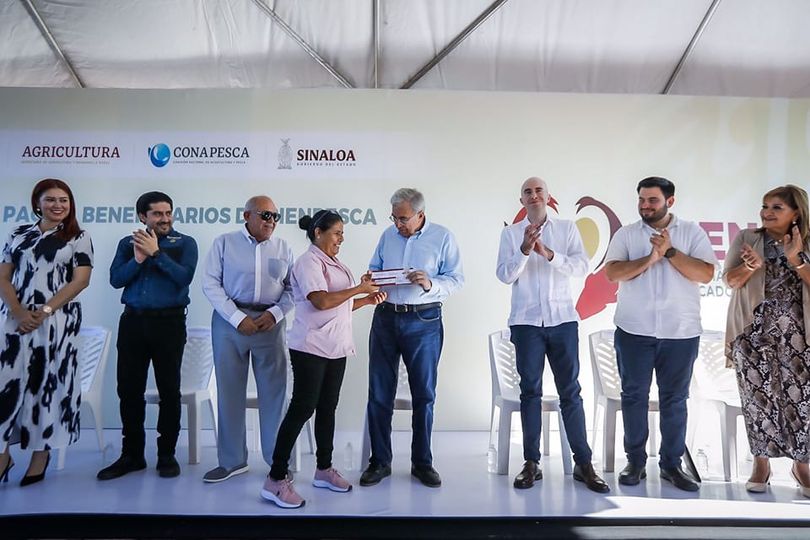 Rocha entregó tarjetas del Bienpesca en Mazatlán Rocha entregó tarjetas del Bienpesca en Mazatlán
