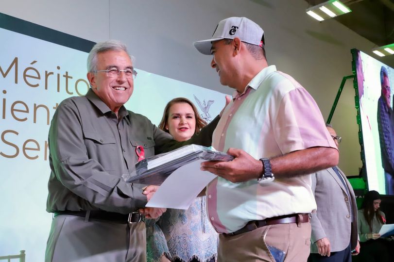 Rocha reconoce a trabajadores del STASE por 25 años de servicio Rocha reconoce a trabajadores del STASE por 25 años de servicio
