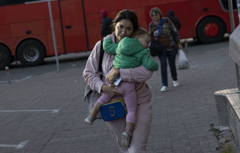 Una mujer ucraniana con su hijo después de los ataques rusos en Kyiv, Ucrania, el lunes.