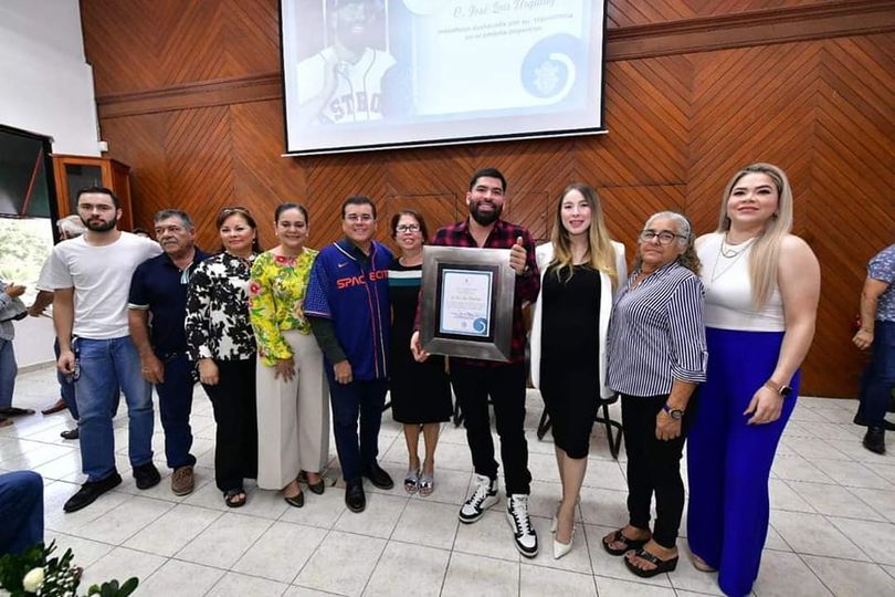 Gobierno Municipal reconoce al beisbolista campeón de Grandes Ligas y mazatleco