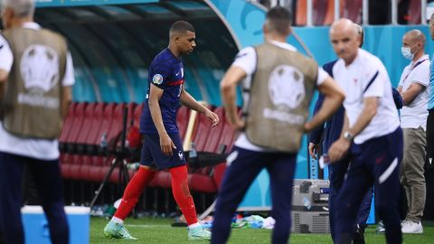 Mbappé parece abatido cuando abandona el campo después de que le detuvieran el penalti en la tanda de penaltis con Suiza en la Eurocopa 2020. 