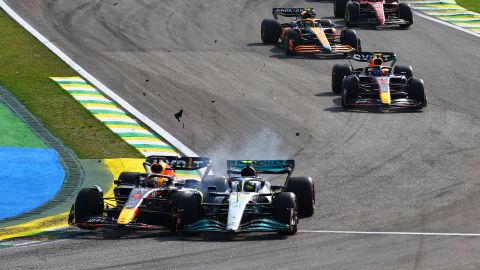 Verstappen y Hamilton chocan durante el Gran Premio de Sao Paolo.