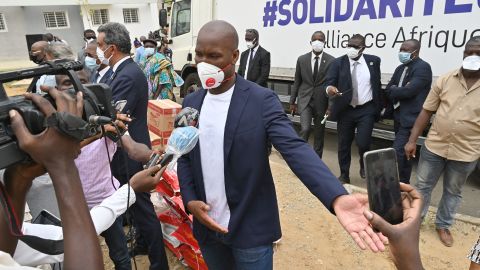 Drogba habla con los medios durante una distribución de alimentos y material de protección en Abiyán en 2020.