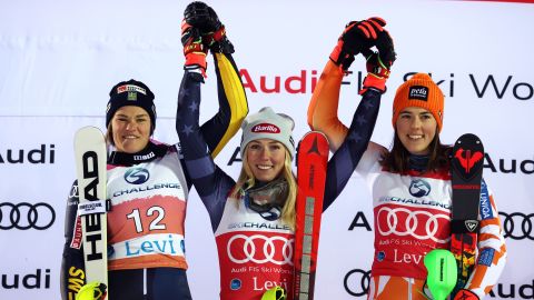 Mikaela Shiffrin celebra en el podio.