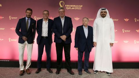 El ex jugador de Inglaterra David Beckham (izq.) y SE el jeque Joaan Bin Hamad AL-Thani, presidente de los Juegos Olímpicos de Qatar (der.), posan para una fotografía el 21 de noviembre de 2021.