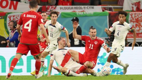 El momento en que Bale fue derribado por Walker Zimmerman.