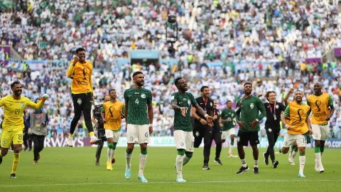Los jugadores de Arabia Saudita celebran su sorprendente victoria. 