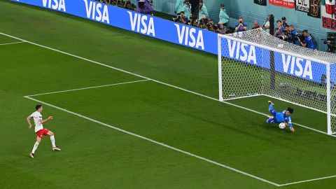 Guillermo Ochoa ataja el penalti de Robert Lewandowski.