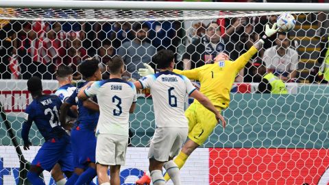 El portero de Inglaterra, Jordan Pickford, hace una salvada contra el USMNT.
