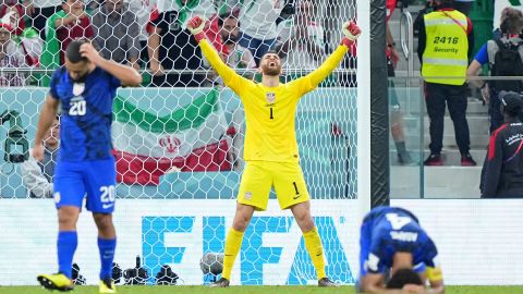 Los jugadores de Estados Unidos celebran con el pitido final.