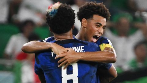 Weston McKennie y Tyler Adams celebran el gol inicial.