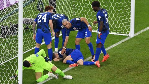 Christian Pulisic está rodeado de compañeros tras caer lesionado tras su gol.
