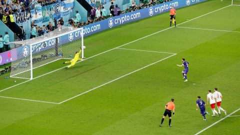 Szczesny ataja un penalti de Messi.