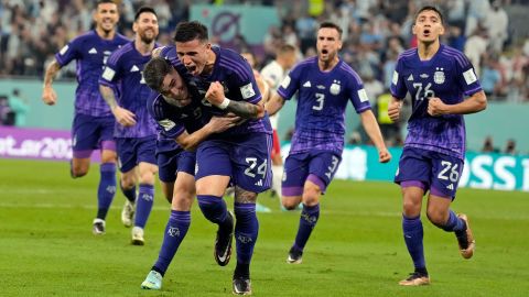 Álvarez es abrazado por su compañero Enzo Fernández tras marcar contra Polonia.