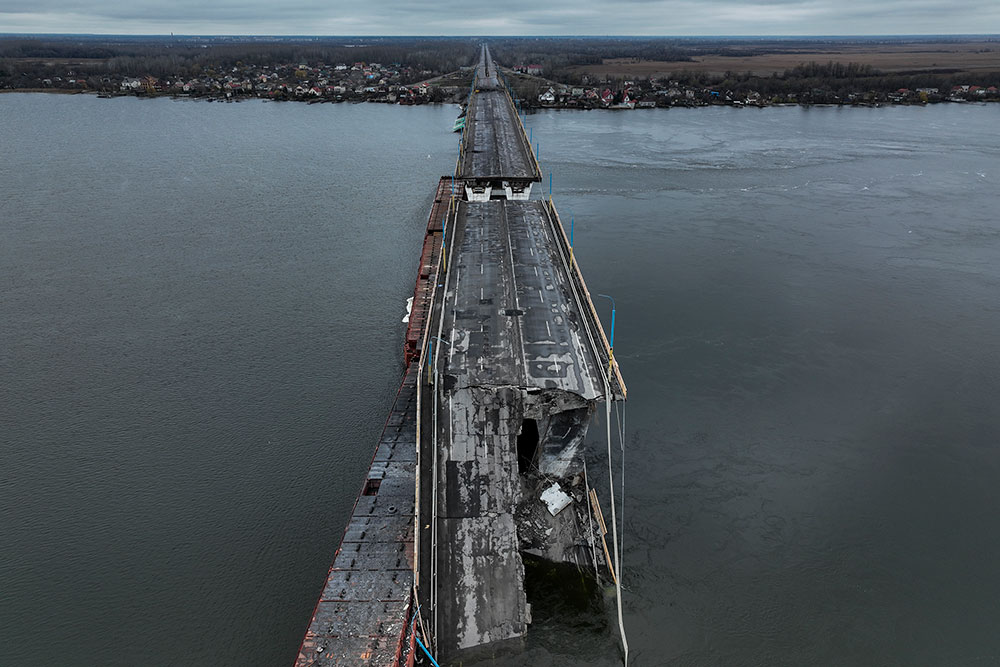 Se observaron daños en el puente Antonivsky en Kherson, Ucrania, el domingo 2 de noviembre. El puente, el principal punto de cruce sobre el río Dnipro en Kherson, fue destruido por las tropas rusas a principios de noviembre, después de que las fuerzas del Kremlin se retiraran de la ciudad sureña.