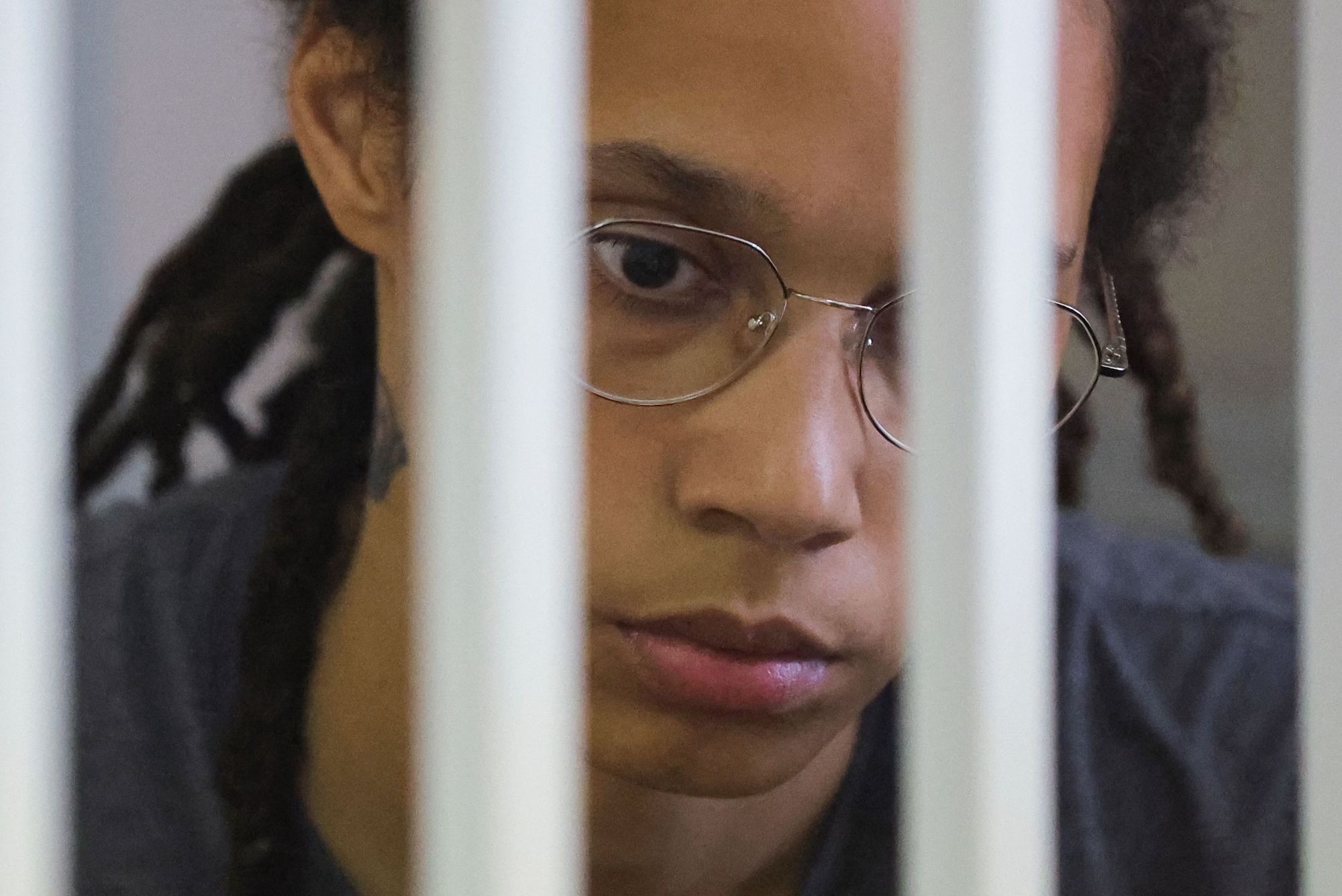 Brittney Griner espera dentro de la jaula de los acusados durante una audiencia en Khimki, en las afueras de Moscú, el 4 de agosto.