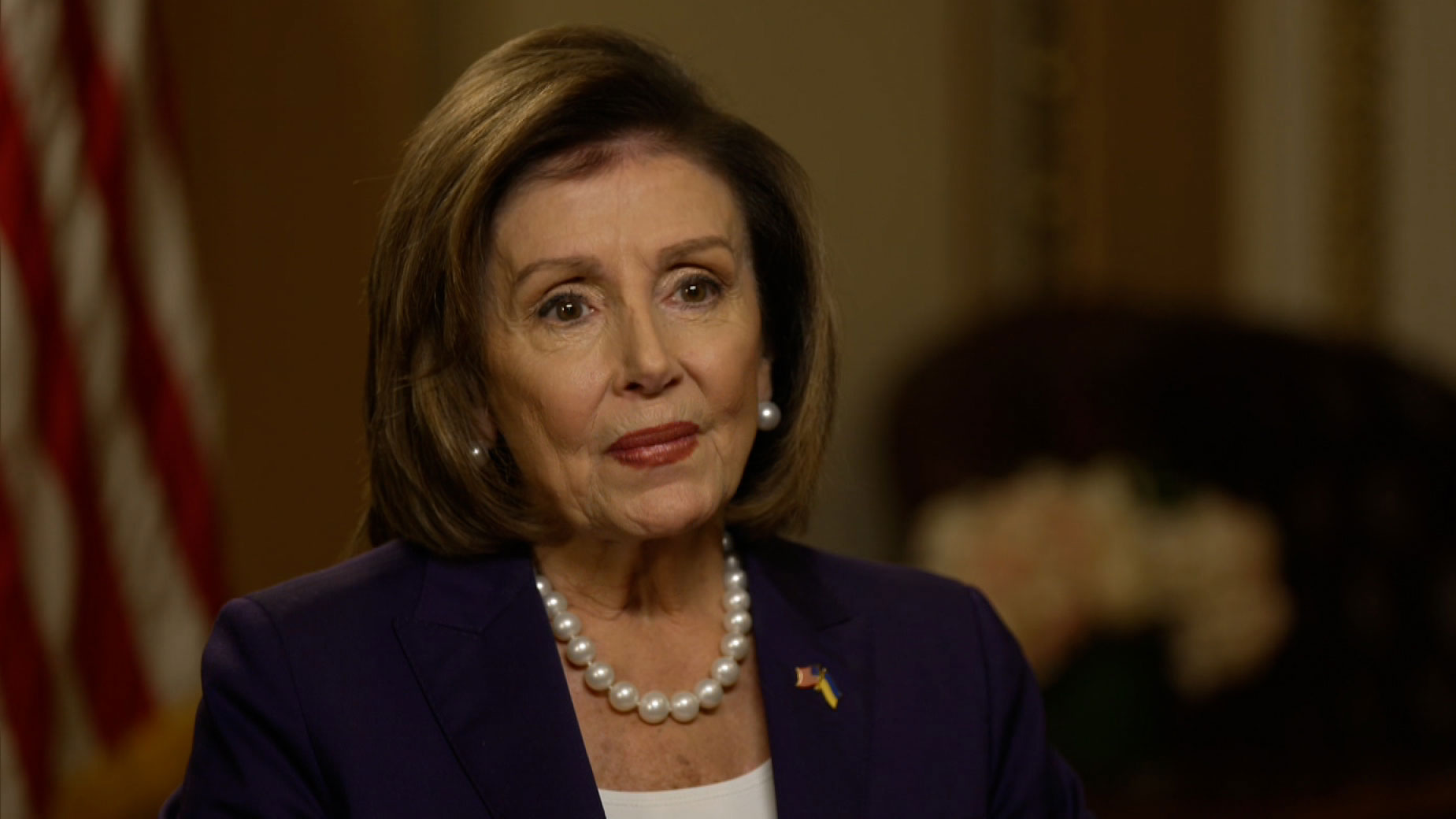 La presidenta de la Cámara de Representantes, Nancy Pelosi, habla con Anderson Cooper de FGTELEVISION.