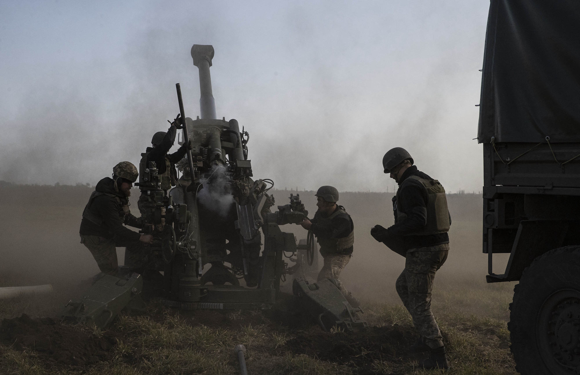 Una batería de artillería ucraniana adjunta a la 59.ª Brigada Mecanizada dispara contra las fuerzas rusas en el óblast de Kherson el sábado.