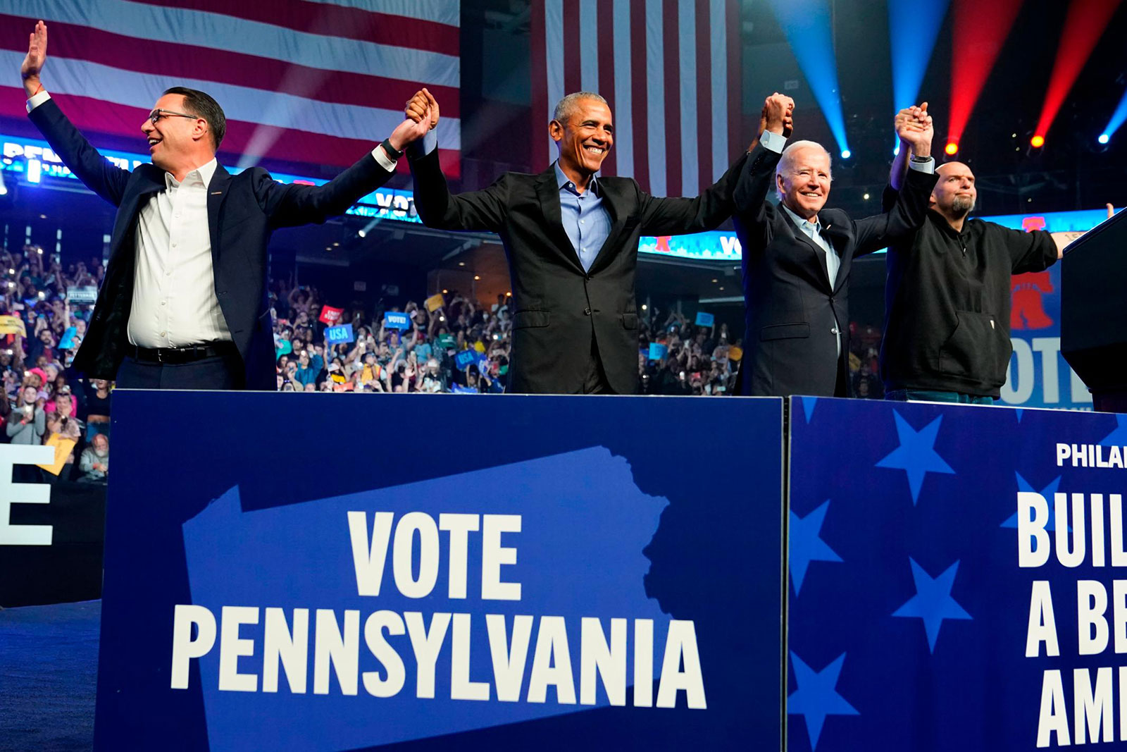 El candidato a gobernador Josh Shapiro, el expresidente Barack Obama, el presidente Joe Biden y el candidato al Senado John Fetterman asisten a un mitin el 5 de noviembre en Filadelfia, Pensilvania.