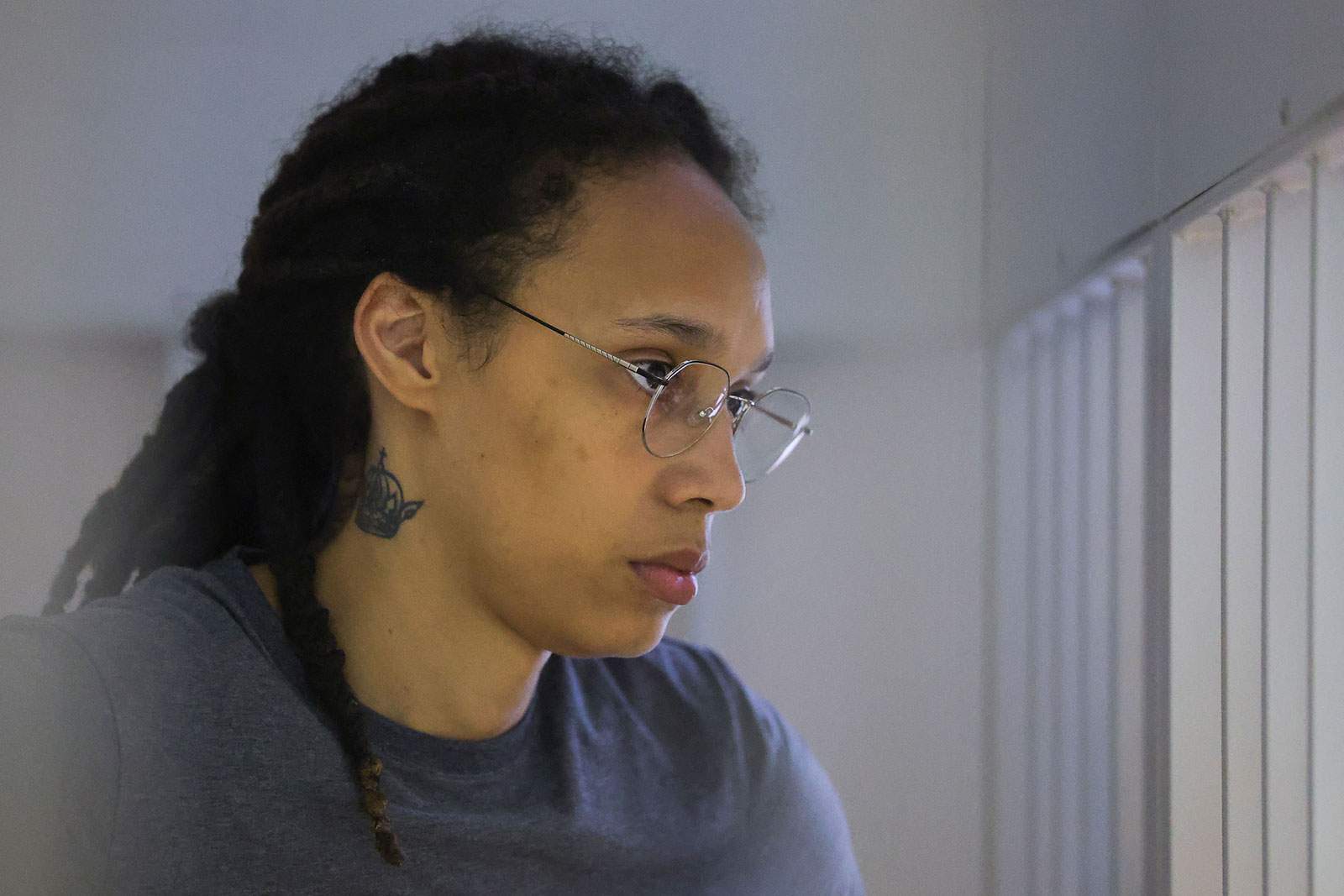 Brittney Griner espera durante una audiencia en Khimki, Rusia, en agosto.