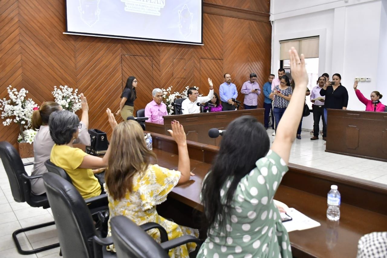 *El Presidente de Mazatlán entrega nuevos nombramientos a funcionarios municipal *El Presidente de Mazatlán entrega nuevos nombramientos a funcionarios municipal