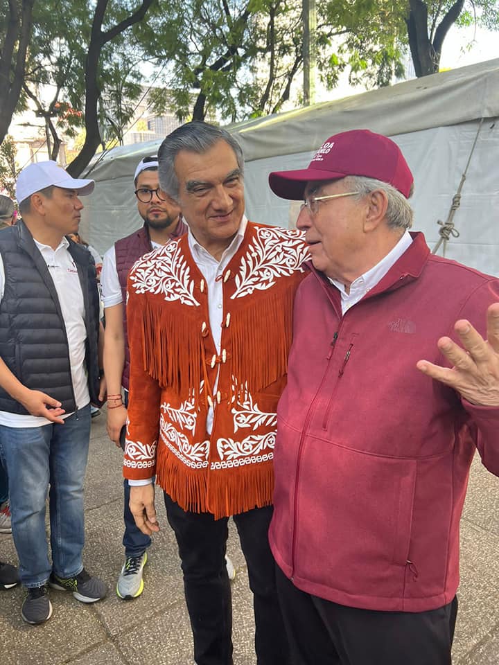 El gobernador Rubén Rocha Moya arriba al punto de reunión y saluda a los partici El gobernador Rubén Rocha Moya arriba al punto de reunión y saluda a los partici