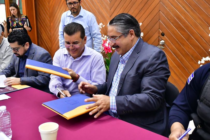 *Firman convenio de colaboración Gobierno Municipal y la UNIPOL para mejorar la *Firman convenio de colaboración Gobierno Municipal y la UNIPOL para mejorar la