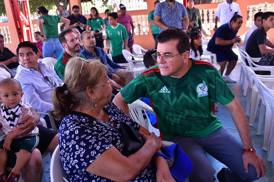 *Pese a derrota de México contra Argentina los mazatlecos no dejan de apoyar a s *Pese a derrota de México contra Argentina los mazatlecos no dejan de apoyar a s