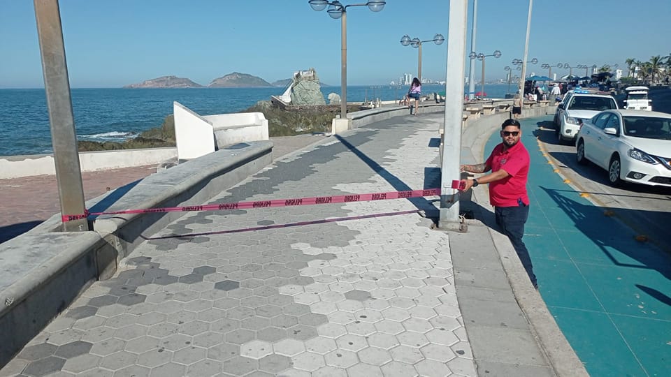 *Por trabajos de reparación en socavón se delimita Paseo Claussen* *Por trabajos de reparación en socavón se delimita Paseo Claussen*