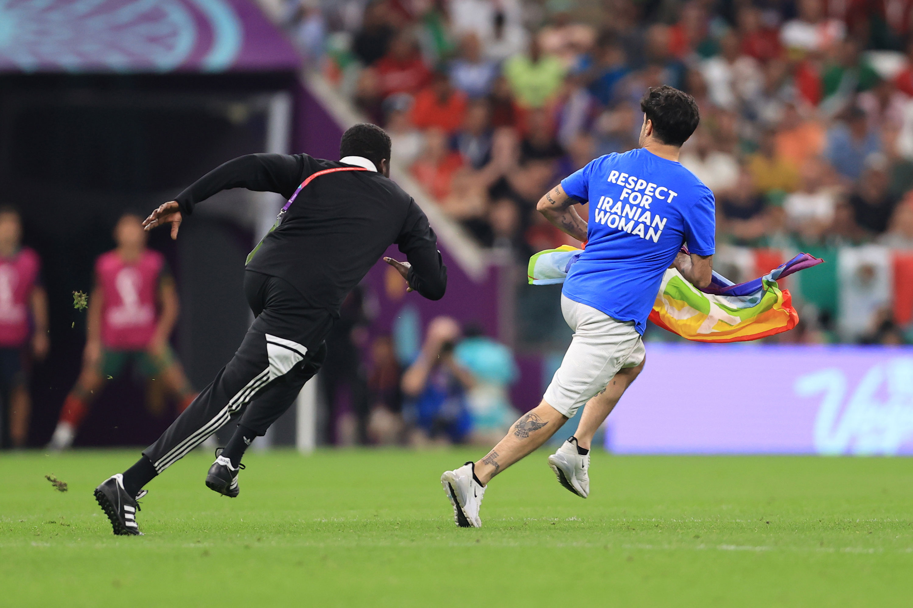 Un invasor de campo corre en el campo durante el partido entre Portugal y Uruguay el lunes.