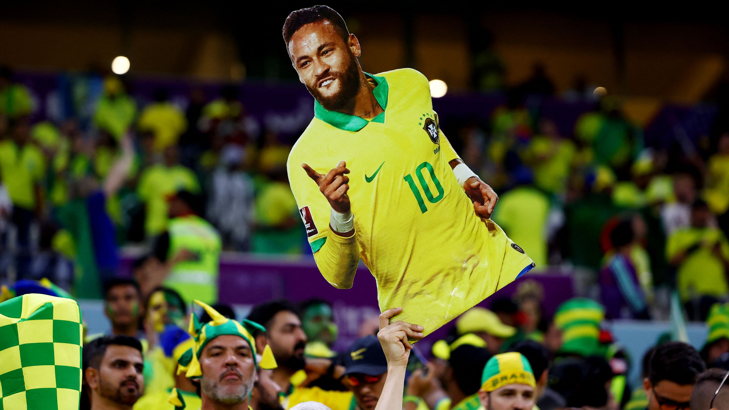 Un hincha de Brasil muestra una figura de cartón de Neymar antes del partido con Serbia.
