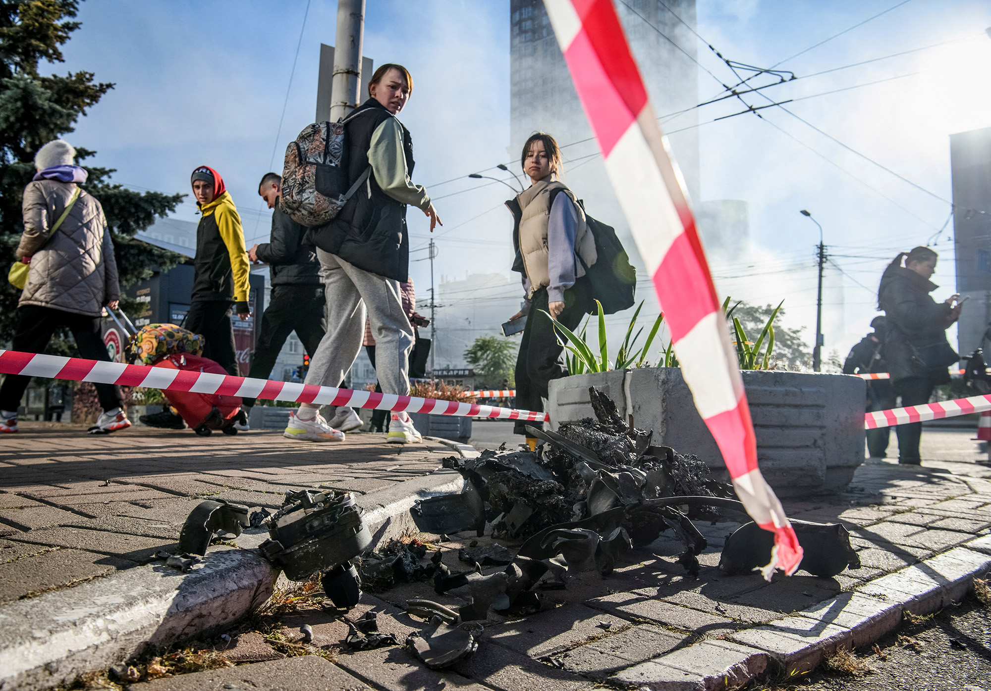 Residentes locales observan partes de un vehículo aéreo no tripulado (UAV), que las autoridades ucranianas consideran un dron Shahed-136 de fabricación iraní, después de un ataque con drones rusos en Kyiv, Ucrania, el 17 de octubre.