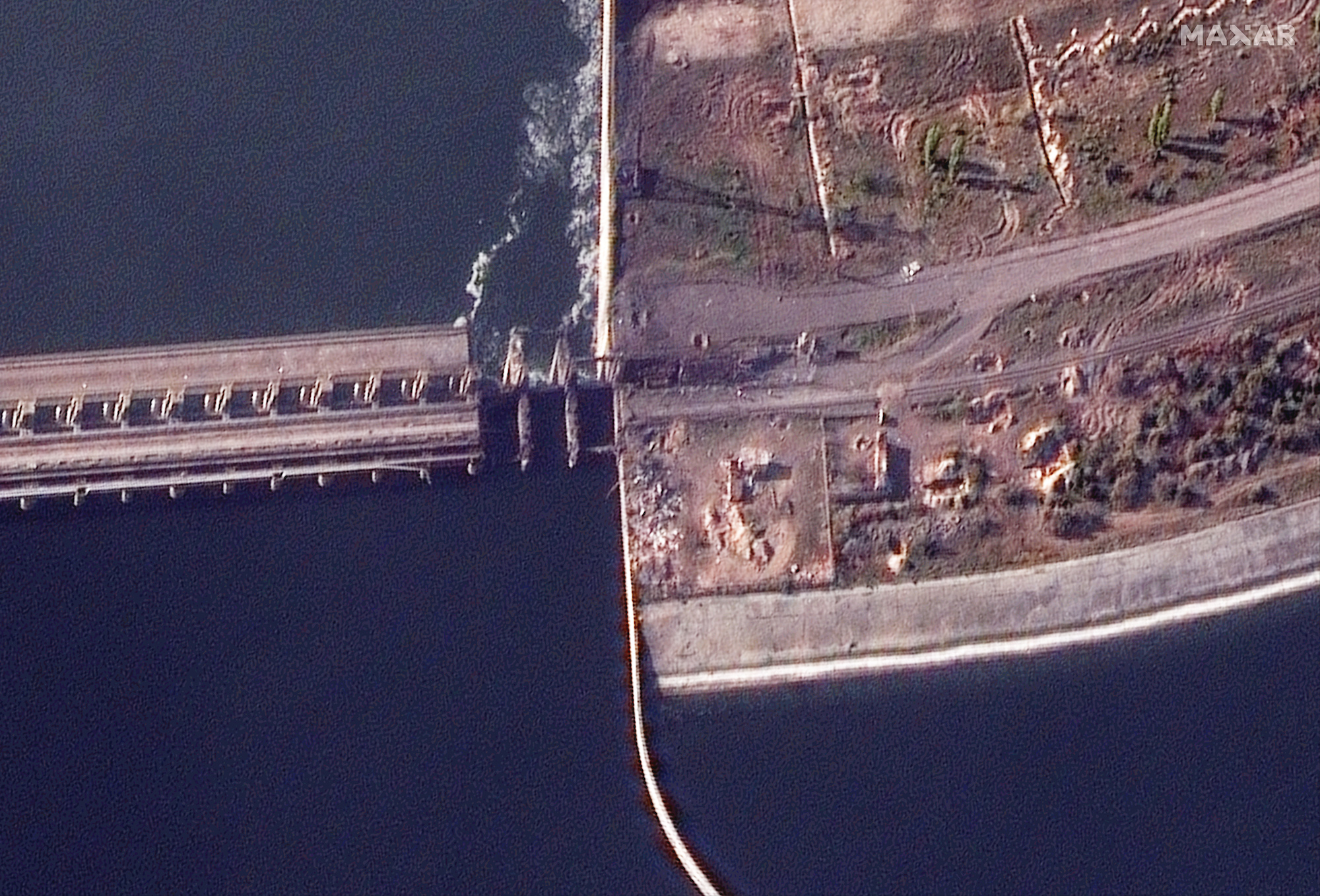 Una imagen de satélite muestra el alcance de los daños en la represa Nova Kakhovka en la región de Kherson.