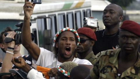 Drogba se ve a bordo de un vehículo militar en el aeropuerto Felix Houphouet Boigny en octubre de 2005 después de clasificarse para la Copa del Mundo.