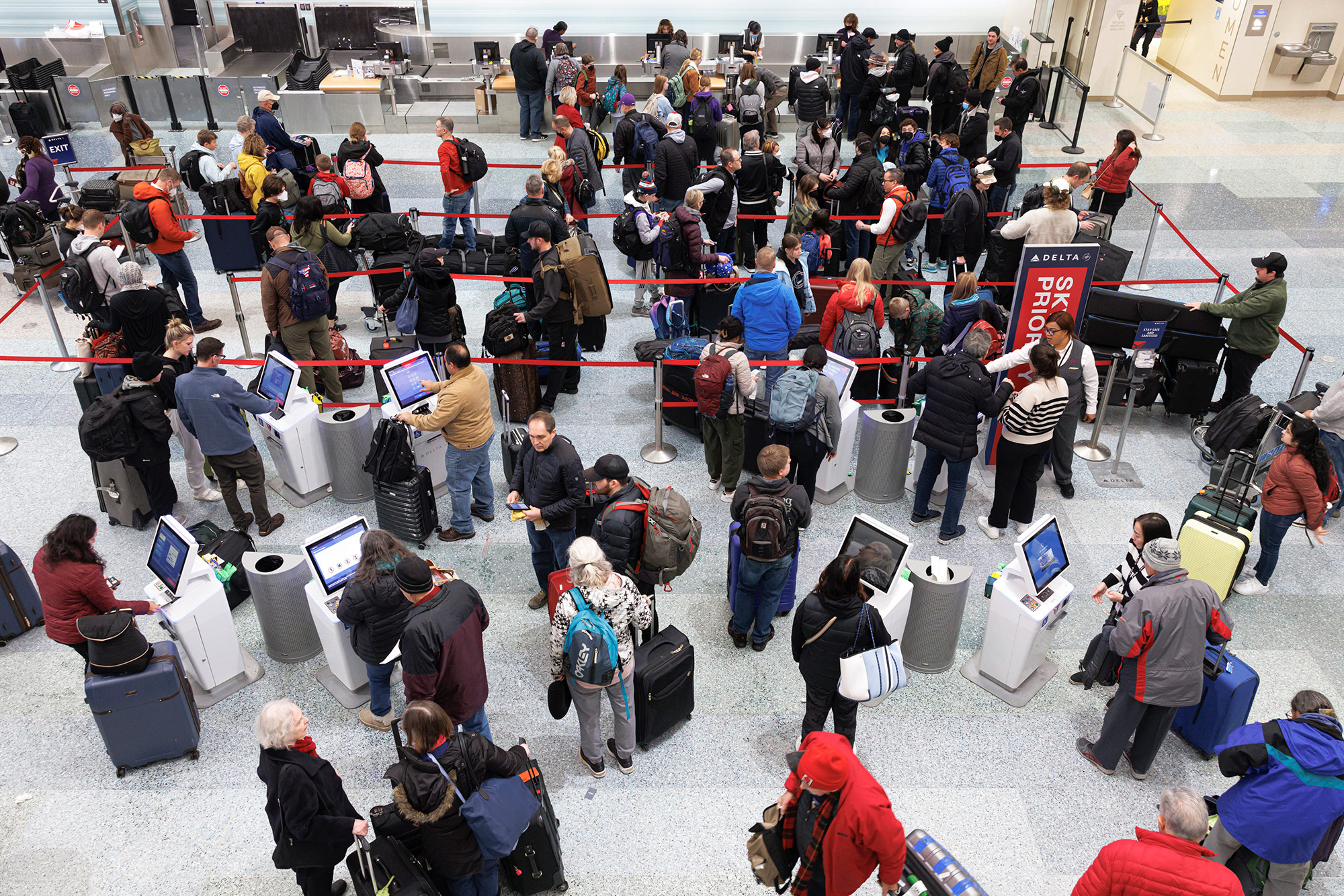 Los viajeros esperan para registrarse para sus vuelos en el Aeropuerto Internacional de Minneapolis-Saint Paul el 22 de diciembre.